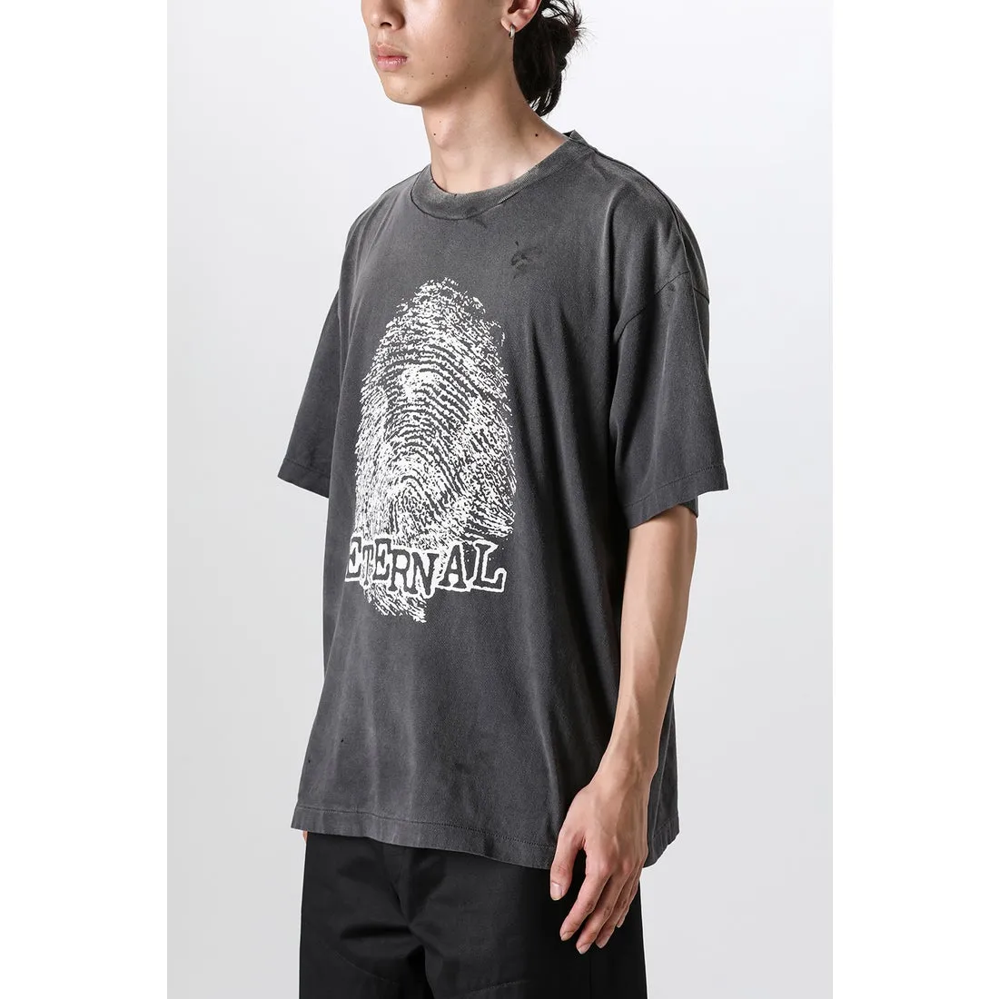 SAINT Mxxxxxx CHOSEN SS TEE/BLK Burst pattern/fingerprint print Chosen Tee Washed black S-XL Look for cylindrical fabrics without side seams. Don’t buy open-width fabrics anymore. It’s boring. Assute garment dyeing. Spray the whole piece with Ma Liu. Re-spray heavy fade. Collar and cuffs are frayed. Many places are broken. Authentic grade printing restored. Original consistent main mark/wash mark/with little angel anti-counterfeiting label.